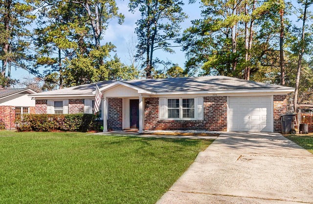 Chic home nestled between Isle of Hope and Savannah family friendly