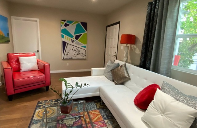 Chic Modern 2bed2bath house 195 p nt West Hollywood min 30days min/60days max