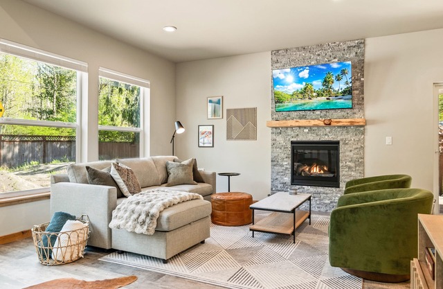 Chic Mt Rainier Escape Hot Tub Firepit