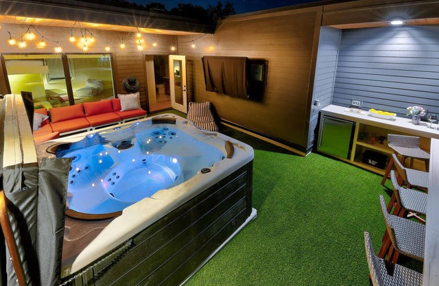 Chic Nash Home, 4bd/4ba w/Hot Tub & Rooftop!