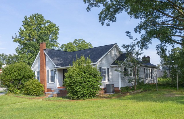 Chic Newly Remodeled Retreat, Close to Shopping & Parks!