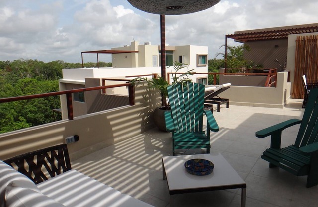 Chic Penthouse on 2ET, 3BR, 2BA, Wi-Fi, a rooftop terrace overlooking the garden and pool