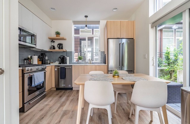 Chic Queen Anne Townhome Near Space Needle