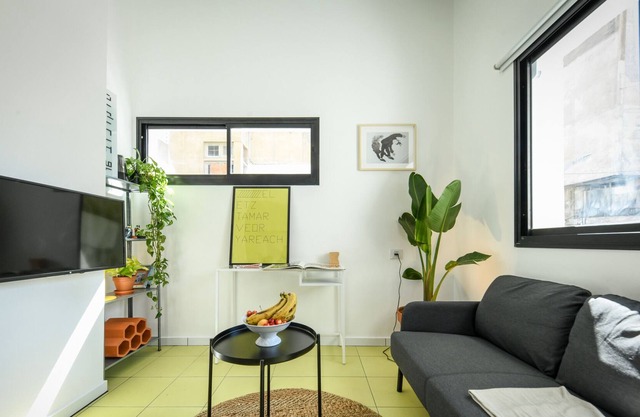Chic Red Studio w Balcony near Talpiot Market