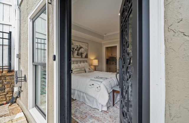 Chic Retreat in the Heart of the City: Cozy Studio Oasis with Modern Amenities!
