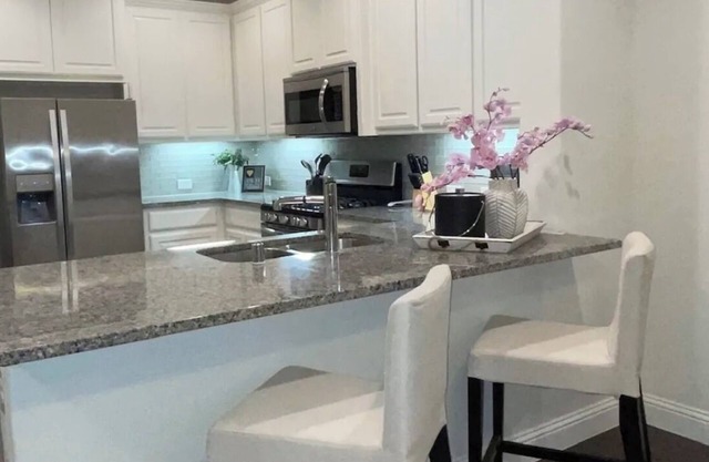 CHIC RETREAT-MODERN TOWNHOUSE IN MCKINNEY SLEEPS 8