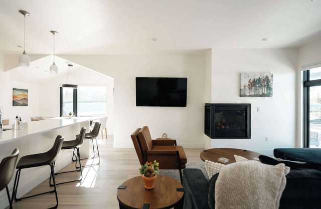 Chic Silverthorne Condo with Rocky MTN Vista Views