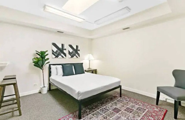 Chic Studio - In Downtown Highland Park, by Metra