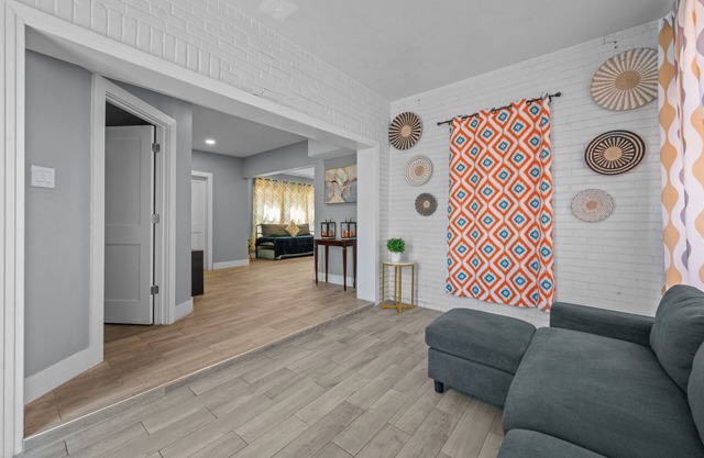 Chic & Stylish 2-Bedroom Apartment with Free Parking