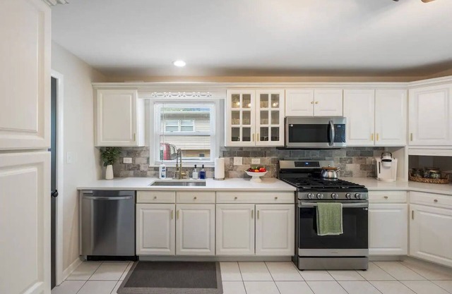 Chic & Stylish 3-bedroom house in Palos Heights