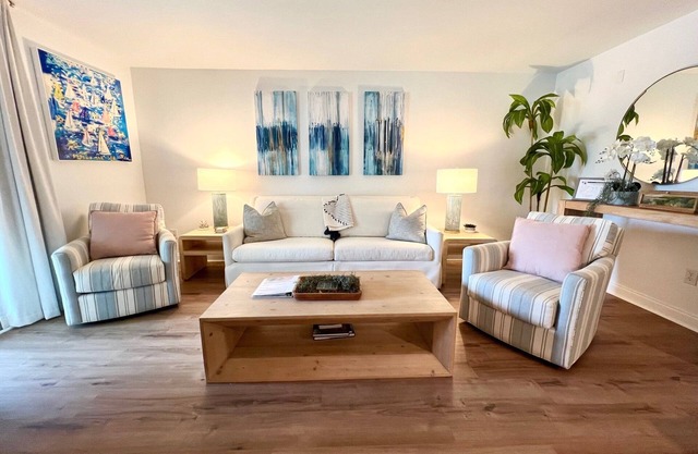 Chic Tennis Oasis. Pet friendly. Club cards included.