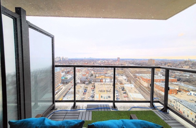 Chic Toronto Apartment With Balcony, Parking & Gym