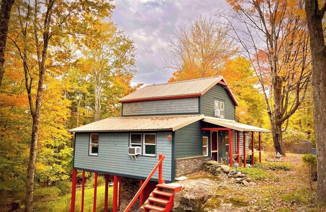 Chic Treehouse Cabin with Pedal Boat, SUPs, Lake Access, Hot Tub, BBQ & Fire Pit