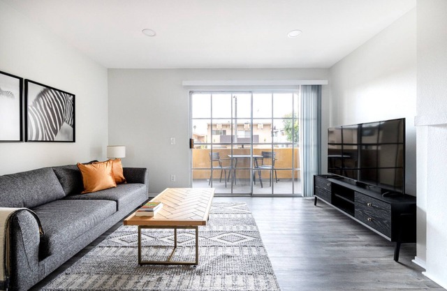 Chic West Hollywood 1 BR, near Santa Monica Shops, by Blueground (#LAX386)