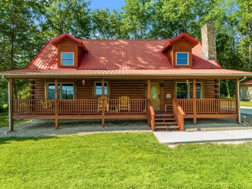Chic Wooden Cabin with Hot-Tub, Ping-Pong Table and Fire Pit in Stanton, Kentucky