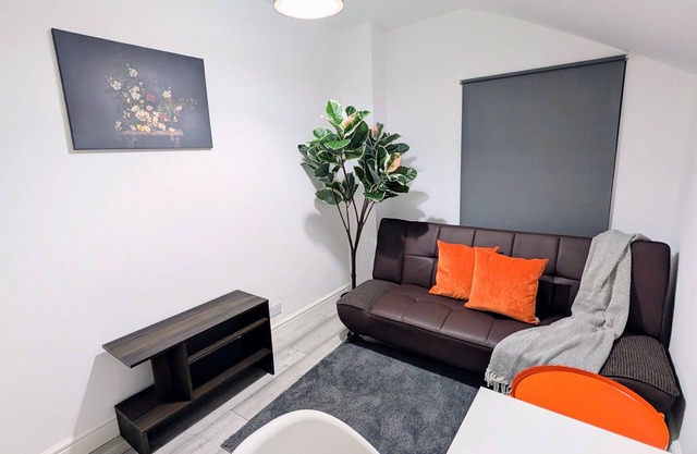 Chick Single En-suite with Garden and parking