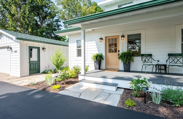 Chicory Hill: Three Bedrooms w/Ensuites; One-of-a Kind Play Area & Game Room!