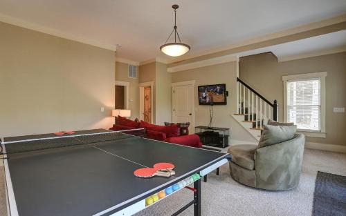 Choctaw Lodge -Play ping pong Relax by the wood fireplace Grill