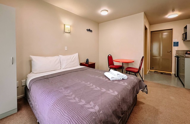 Christchurch City Central Queen Studio with Full Kitchen