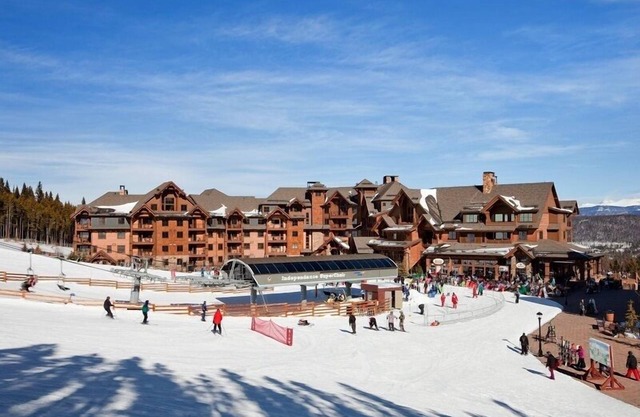 Christmas 2025 - Two Bedroom/2.5 Bath sleeps 8. Ski-in/out to Peaks 6 & 7