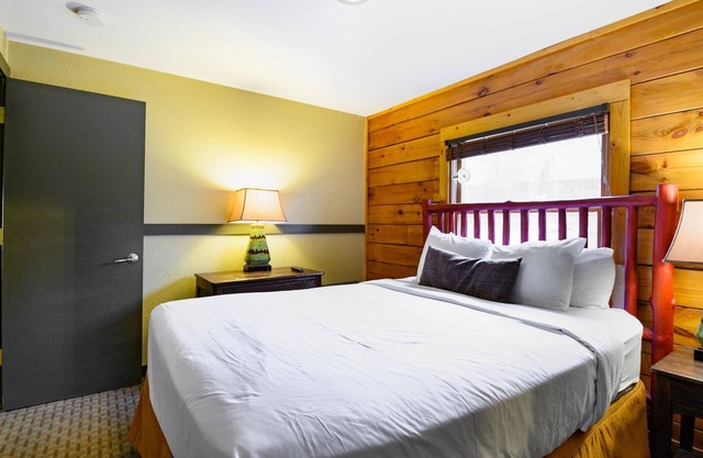 Christmas Mountain Village, Wisconsin Dells, 2 Bedroom Timber