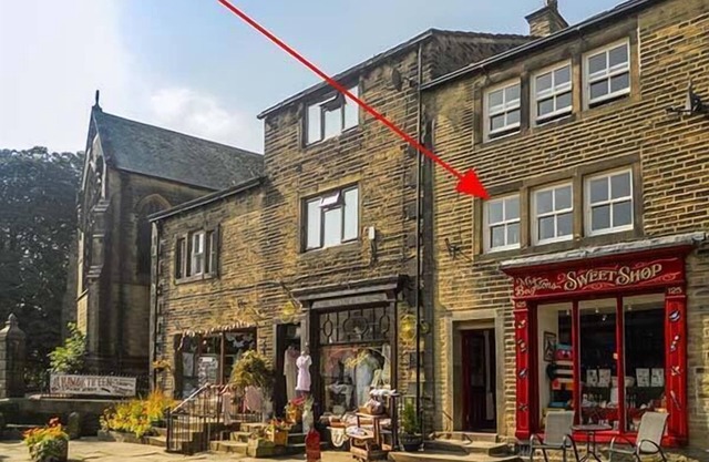 CHURCH VIEW, romantic, luxury holiday cottage in Haworth