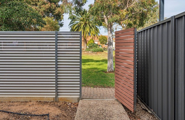 Churchill Condo facing park close to CBD