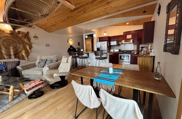 Cimarron view condo, within walking distance of Ridgway park, shops & dining