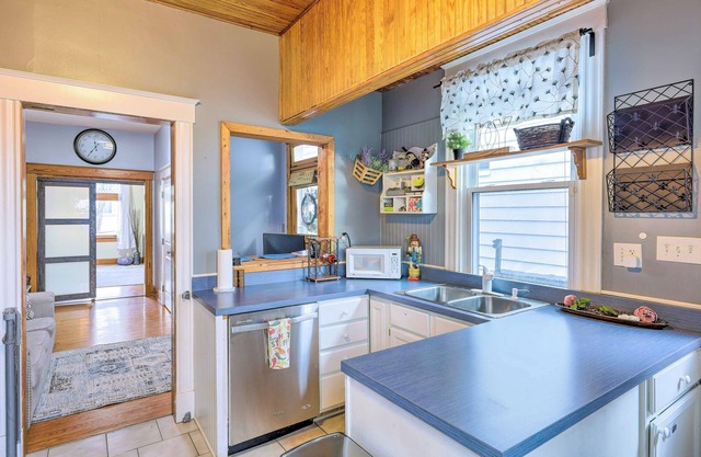 Cincinnati Home w/Deck & Private Hot Tub!