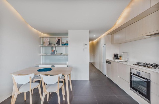 City Centre Pad with Balcony and Leafy Park Views