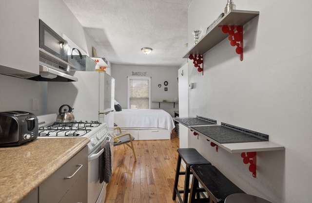 City Chic 2nd flr Studio w/Enclosed Private Porch