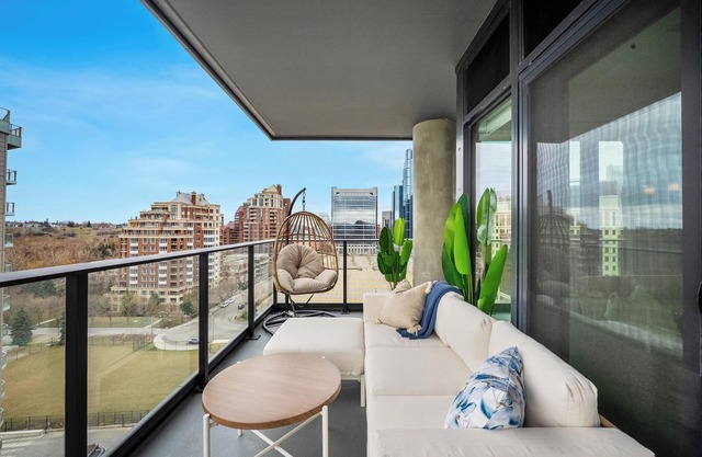 City Sophistication w 2 BR River View, Parking, Office