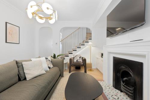 City-View Retreat with Tranquil Rooftop Spa