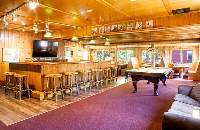 Clam Lake Lodge & Wapiti Cabin