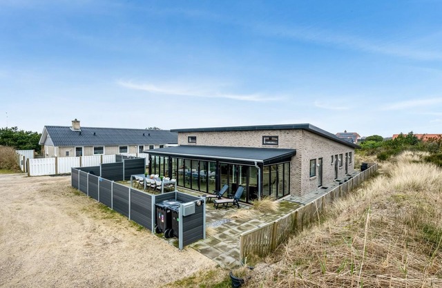 "Clarabelle" - 1.2km from the sea by Interhome