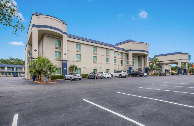 Clarion Inn & Suites Central Clearwater Beach