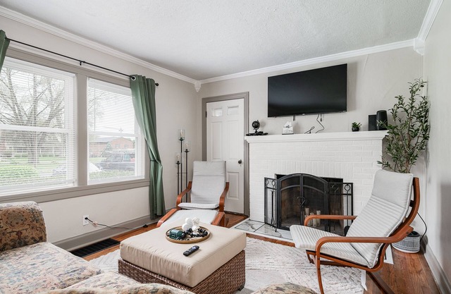 Clarksville Indiana- less than 10 min from downtown Louisville KY!