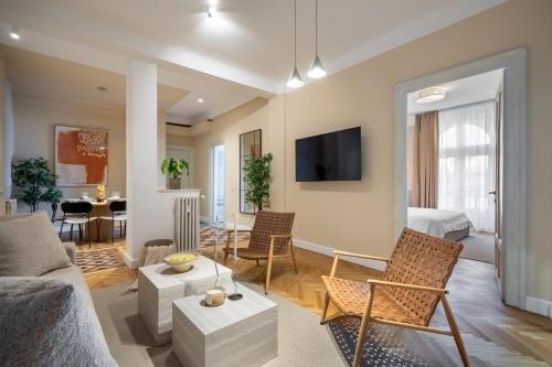 Classic 3BR Loft Overlooking Cismigiu Gardens, Two bathrooms, Balconies