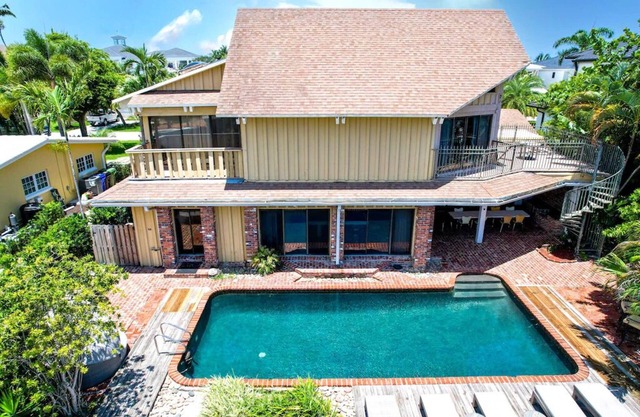 Classic 4/4 Bath Beach Home, 8 beds, Heated Pool, Ocean Access Canal, Dock