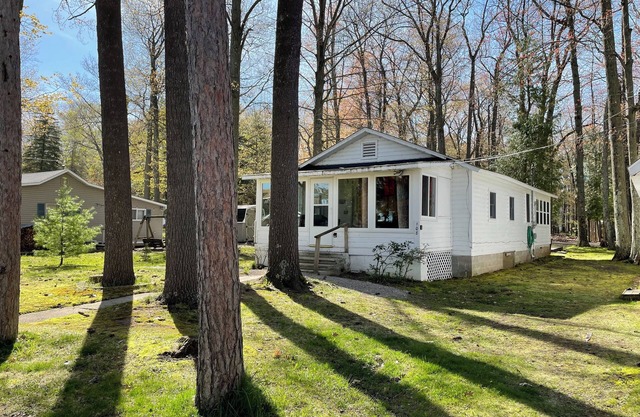 Classic and Affordable Lake Home, WWII Display, Canoe, Deck, Quiet Neighborhood