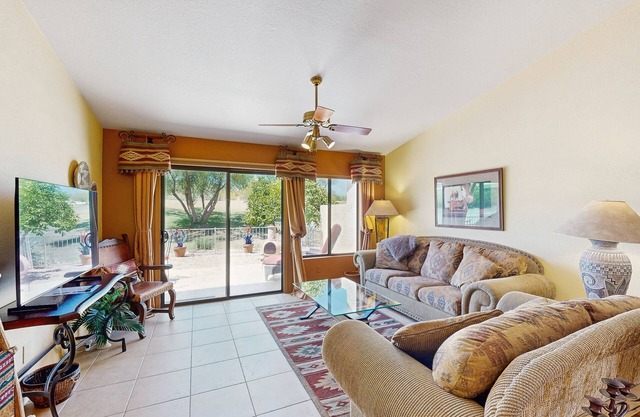 Classic and comfortable condo with pool, hot tub, & tennis