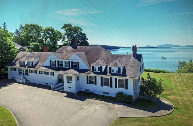 Classic and Spacious Maine Waterfront Retreat