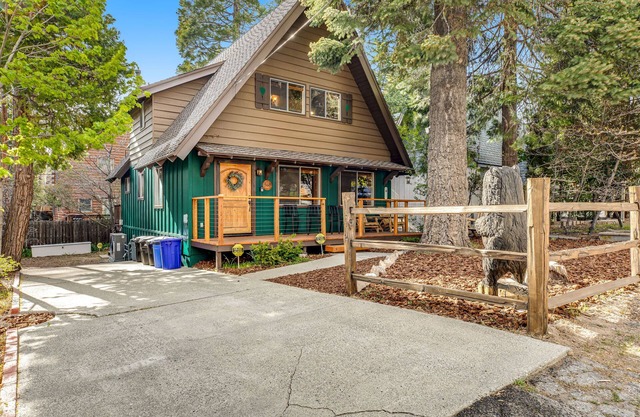 Classic cabin with fireplace, lake access, grill, central AC & washer/dryer