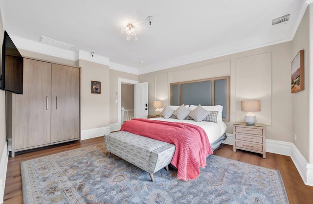 Classic California King room at bed & breakfast-downtown Napa w/pool & hot tub