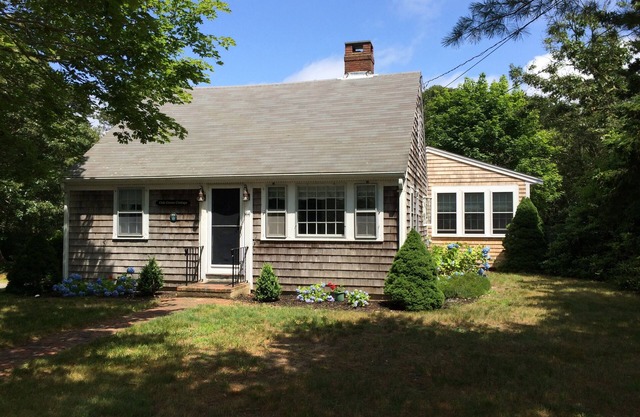 Classic Cape Cottage - Walk to Saquatucket Harbor