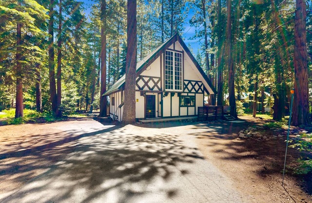 Classic chalet w/hot tub, boat launch & Gas grill