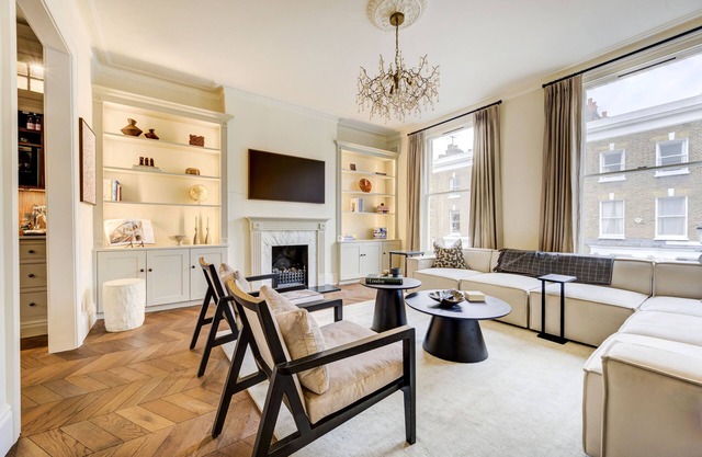 Classic Chelsea Townhouse with high ceilings and private roof terrace