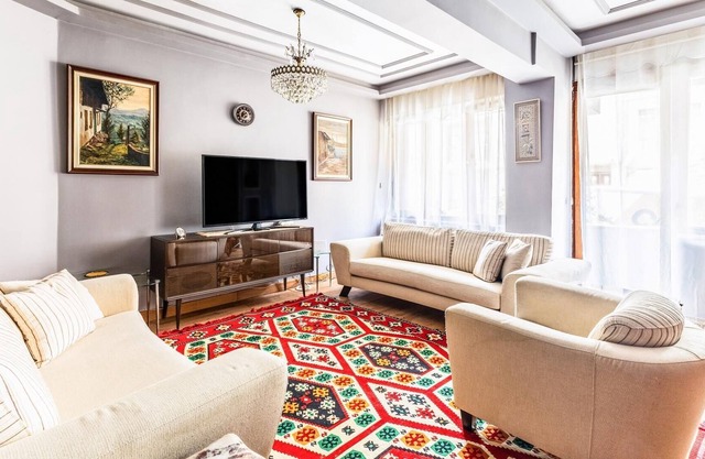 Classic Flat w Balcony 7 min to Capitol Mall