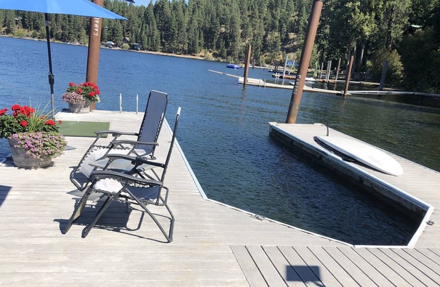 Classic Lakefront Cottage with Spectacular Views, High-End Boat Dock, Large Slip