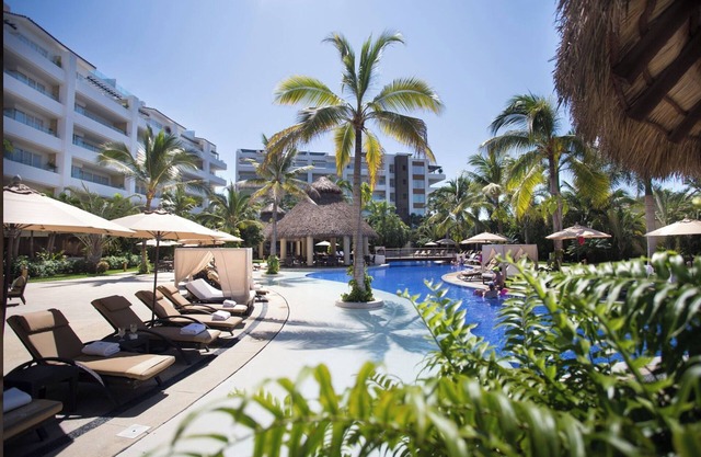 CLASSIC LUXURY 1 BR Suite with Balcony 5 Star Resort-Marival Distinct